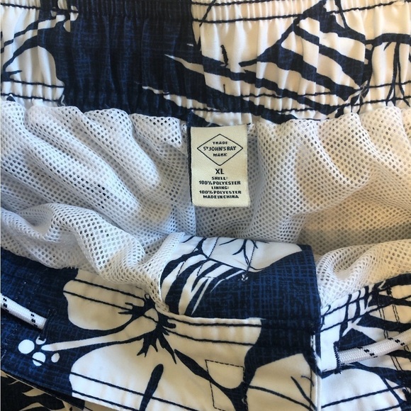 St. John’s Bay Men’s Swim Trunks Size XL Blue White Hawaiian Print 10” Inseam - Picture 5 of 6